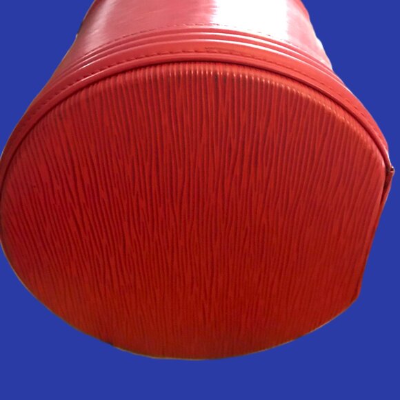 Louis Vuitton Red Cannes Vanity Case with exterior is classic LV EPI Leather - Picture 6 of 12